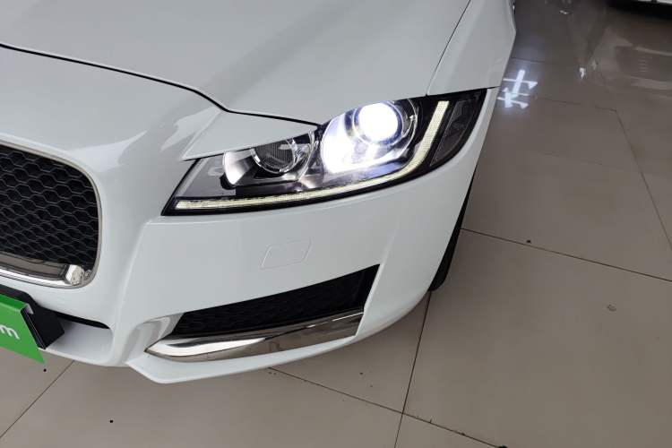 Used Jaguar XF 2016 XF 2.0T Two-Wheel-Drive Luxury Edition
