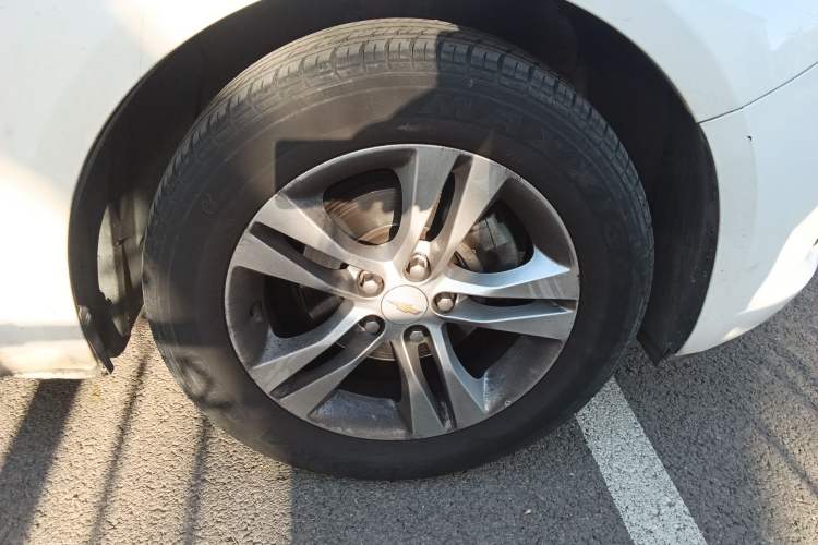 Used Chevrolet Cruze 2013 Hatchback 1.6L Manual Luxury Model Right Front Wheel Hub