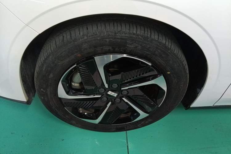 Used Geely Galaxy L6 2023 125km MAX Left Front Wheel Hub