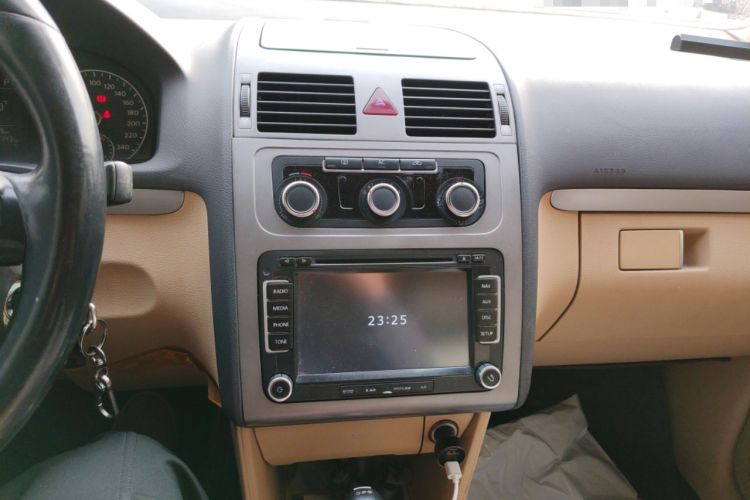 Used Volkswagen Touran 2011 1.4T DSG Zhiya Edition 5 Seats Audio And AC Panel