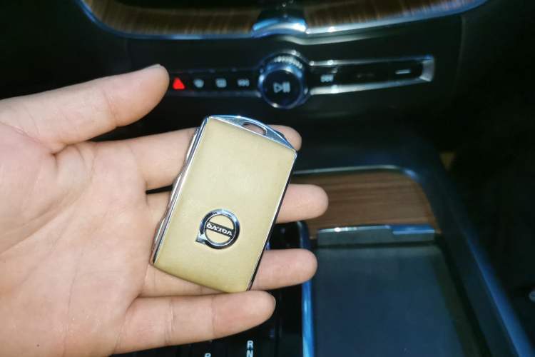 Used Volvo XC60 New Energy 2024 T8 Plug-in Hybrid Long-Range All-Wheel Drive Smart Luxury Edition
