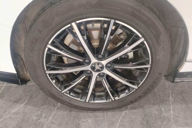 Used VOYAH PASSION 2024 PHEV Four-Wheel Drive Ultra-Long Range Flagship Model Right Rear Wheel Hub