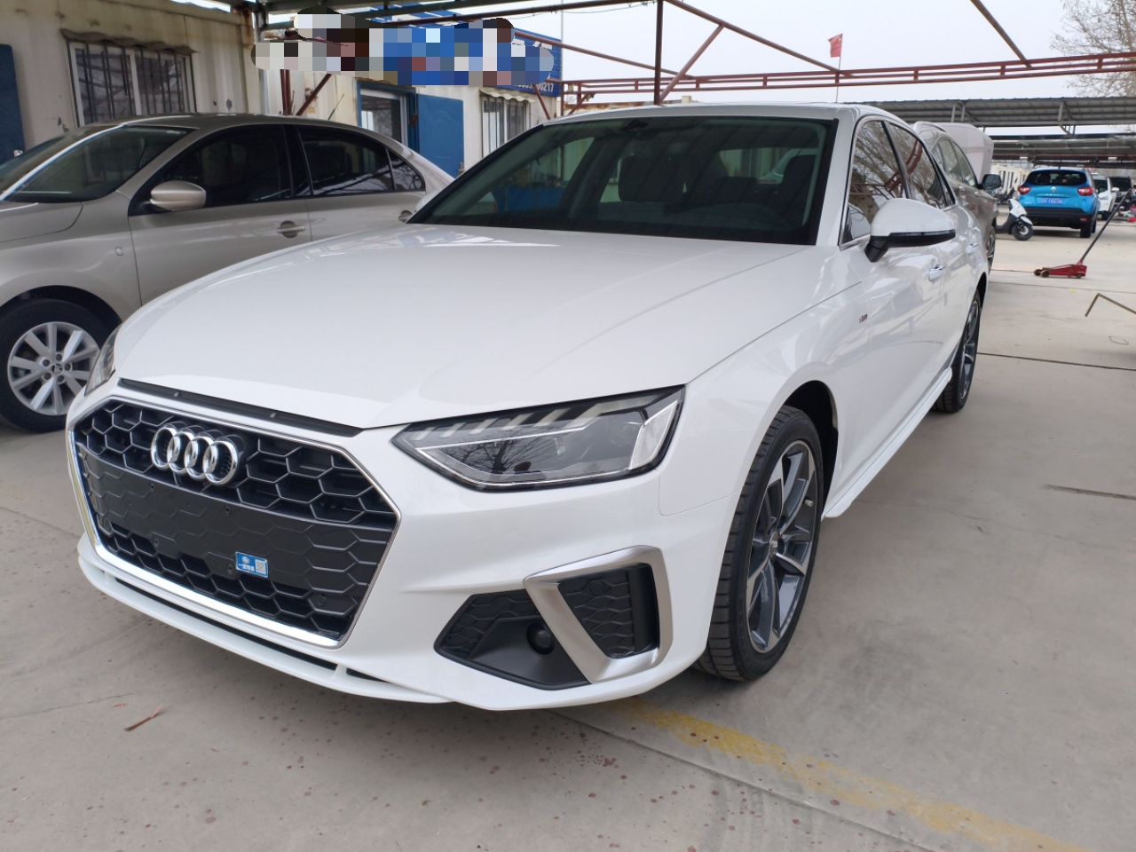 تحت مقدمة السيارة