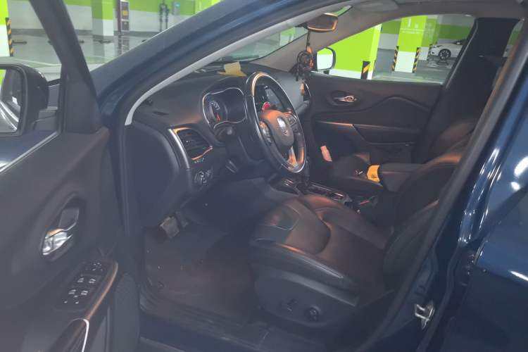 Used Jeep Cherokee 2019 2.0T Two-Wheel Drive Smart Enjoyment Version China VI
