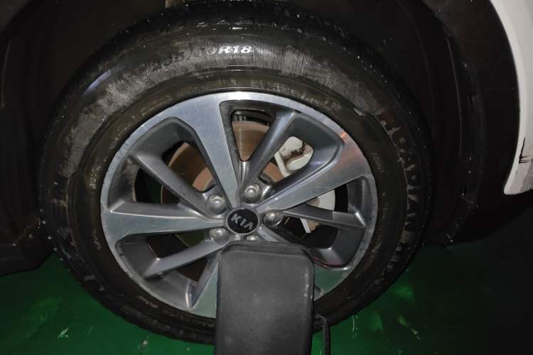 Used Kia Sorento 2018 Sorento L 2.0T Diesel 2WD Luxury Edition 7 Seats Right Front Wheel Hub