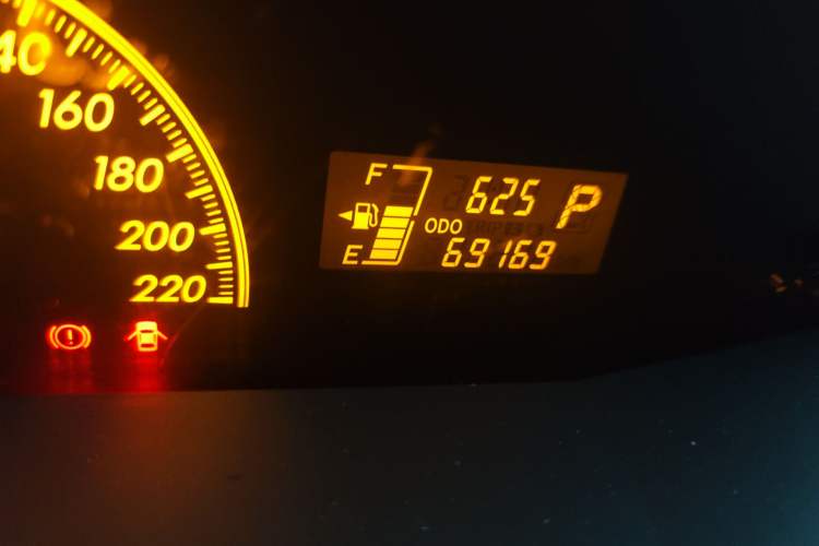 Used Toyota Yaris 2011 1.6G Automatic Xuan Dong Edition Odometer Close Up