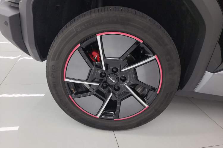 Used Formula Leopard Titanium 3 2025 501KM All-Wheel Drive Intelligent Driving Ultra Version Right Rear Wheel Hub