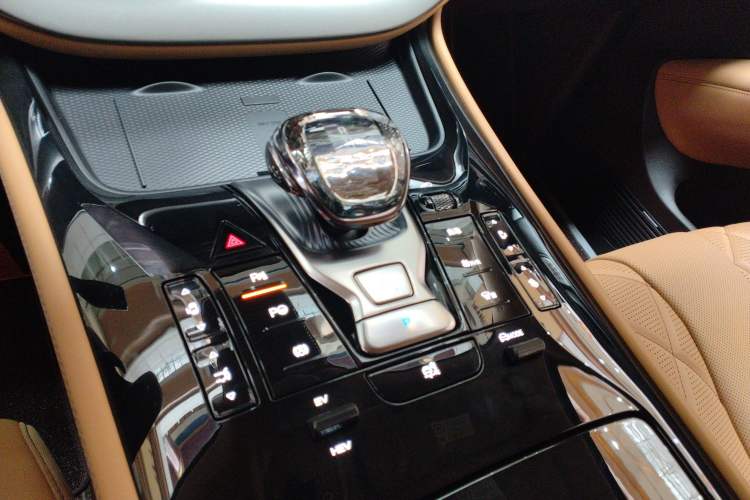 Used Denza D9 2025 Model DM-i Four-Wheel Drive Prestige Edition
