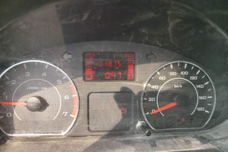 Used Wuling Rongguang V 2016 1.2L Practical Version Odometer Close Up