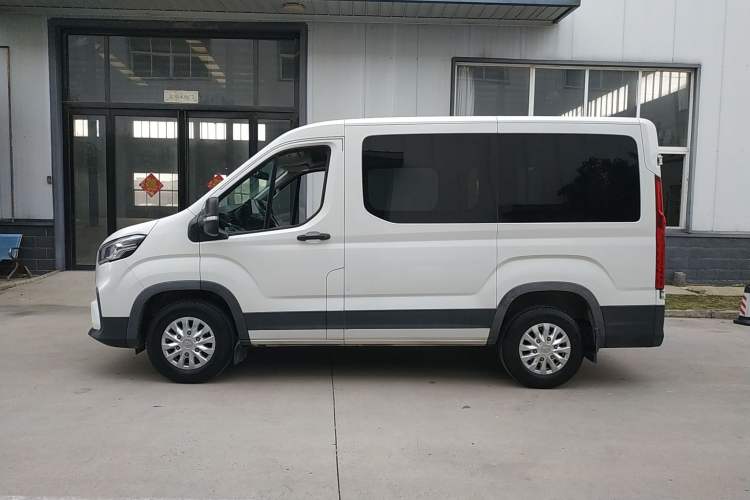 Used SAIC MAXUS Xintu V90 2020 2.0T AMT Yunjie Edition Front-Wheel Drive Rear Single Tire Short Wheelbase Mid-Height 6-Seater
