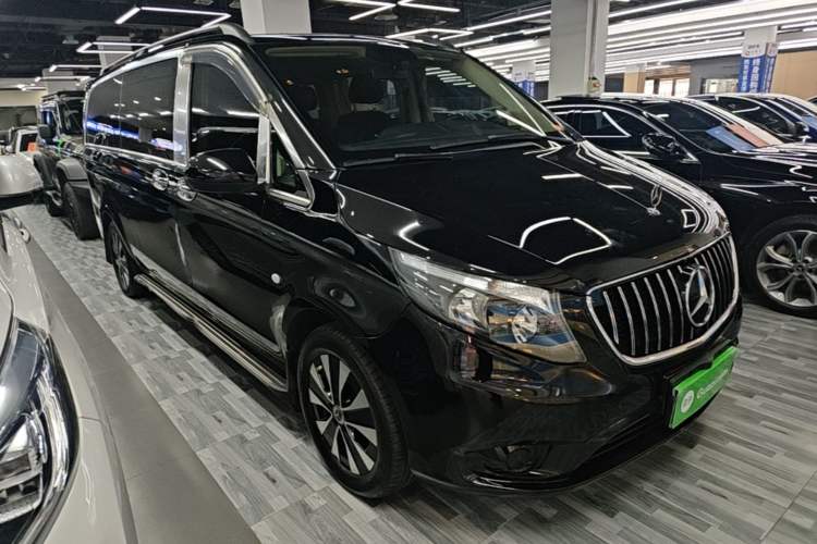 Used Mercedes-Benz Vito 2021 2.0T Elite Version 7 Seats Front Right 45 Deg