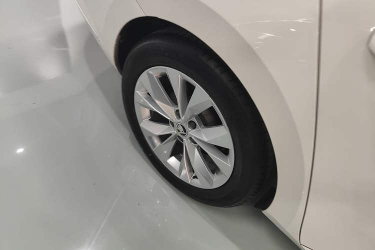 Used Skoda Superb 2018 TSI330 DSG Comfort Edition China V Standard Right Rear Wheel Hub