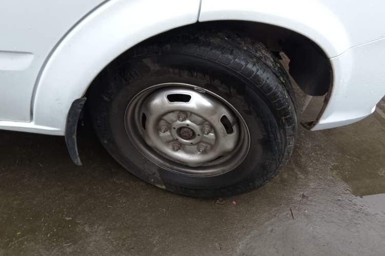 Used JMC Fushun 2023 2.0T Automatic Short-Wheelbase Low-Roof Commercial Van 2/3 Seats with Dual-Opening Tailgate