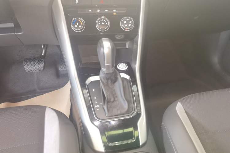 Used Volkswagen T-ROC 2019 230TSI DSG Two-Wheel-Drive Advanced Version China VI Standard Gear Lever