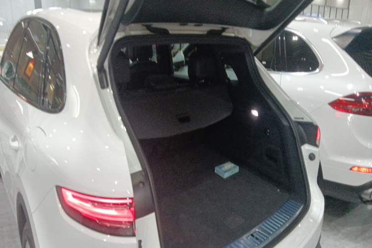 Used Porsche Cayenne E-Hybrid 2021 Cayenne E-Hybrid 2.0T Trunk