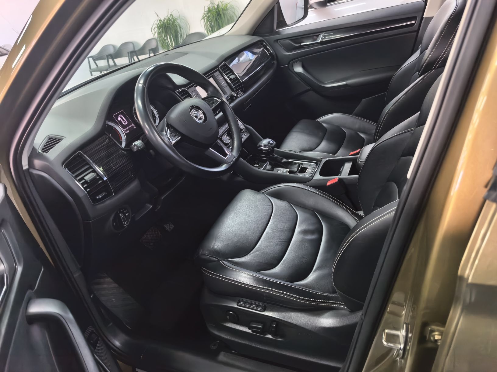 Переднее сиденье в автомобиле