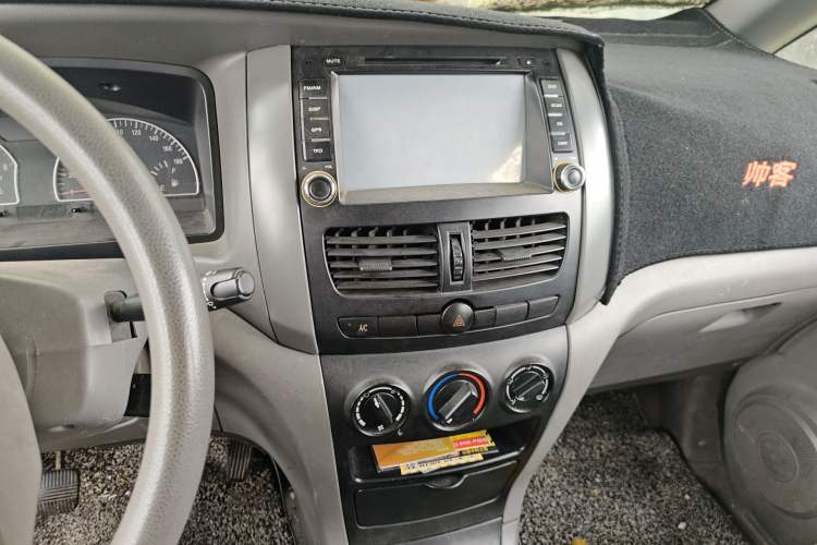 Used Dongfeng Shuaike 2013 Revised Version 1.5L Manual Standard Edition 7 Seats China IV Standard Audio And AC Panel