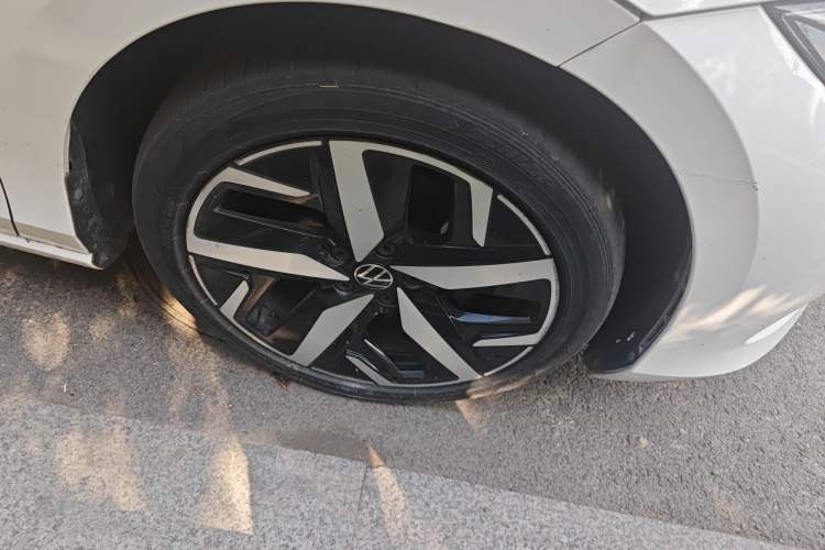 Used Volkswagen Lamando 2023 Lavida L 280TSI DSG Cool & Spicy Edition Right Front Wheel Hub