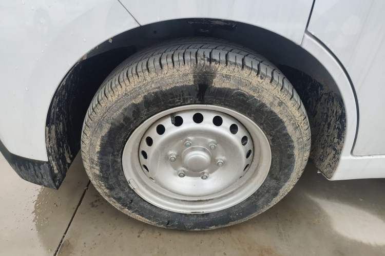 Used Wuling Yangguang 2024 300KM Comfort Version Passenger Van 75kW
