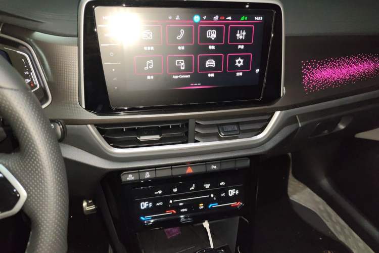 Used Volkswagen T-ROC 2024 300TSI DSG Two-Wheel-Drive Chen Guang Edition Audio And AC Panel