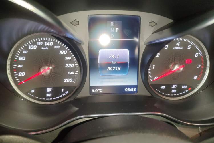 Used Mercedes-Benz GLC 2019 GLC 300 L 4MATIC Dynamic Model Odometer Close Up