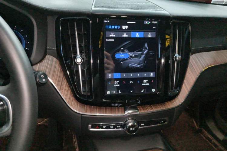 Used Volvo XC60 2023 B5 4x4 Smart Luxury Edition Audio And AC Panel