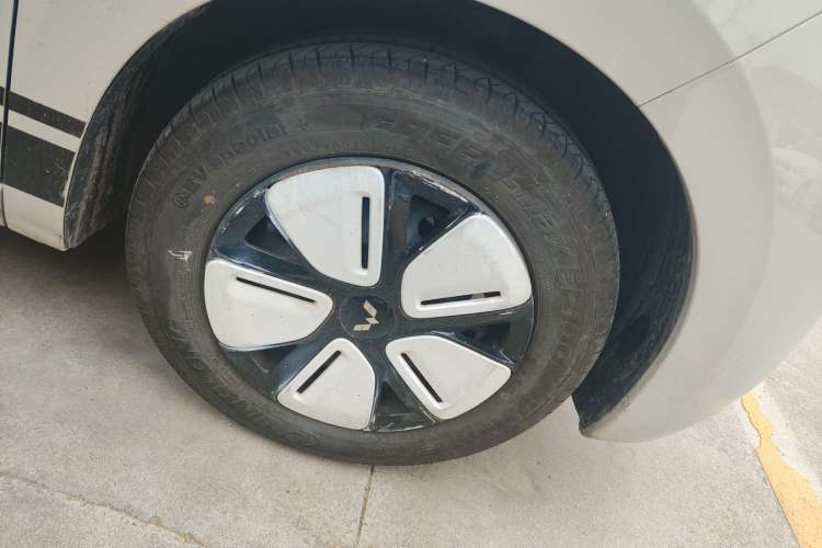 Used Wuling Hongguang MINIEV 2025 Four-Door Version Advanced Edition Right Rear Wheel Hub