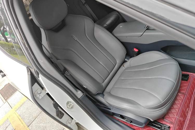 Used Lynk & Co 07 2024 EM-P 126 Long-Range Pro Right Front Seat