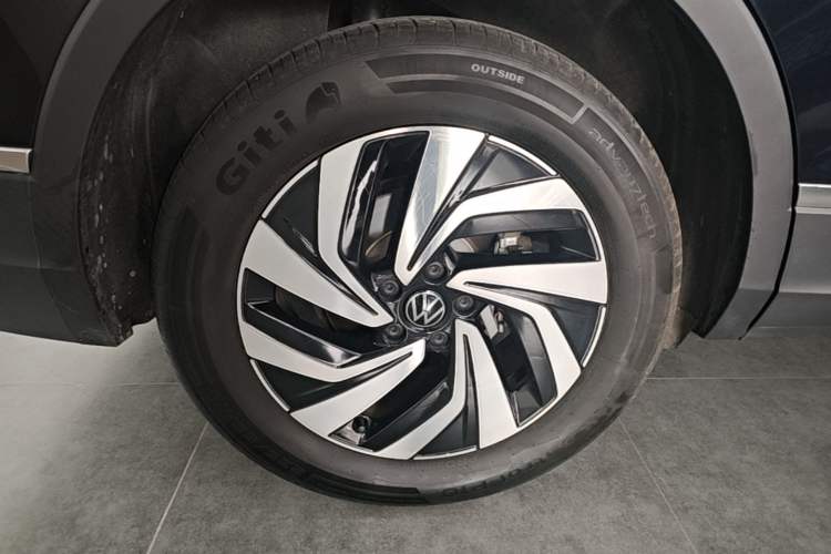 Used Volkswagen Tiguan L 2024 Outstanding Model 300TSI Automatic Two-Wheel Drive Longteng Edition Right Rear Wheel Hub