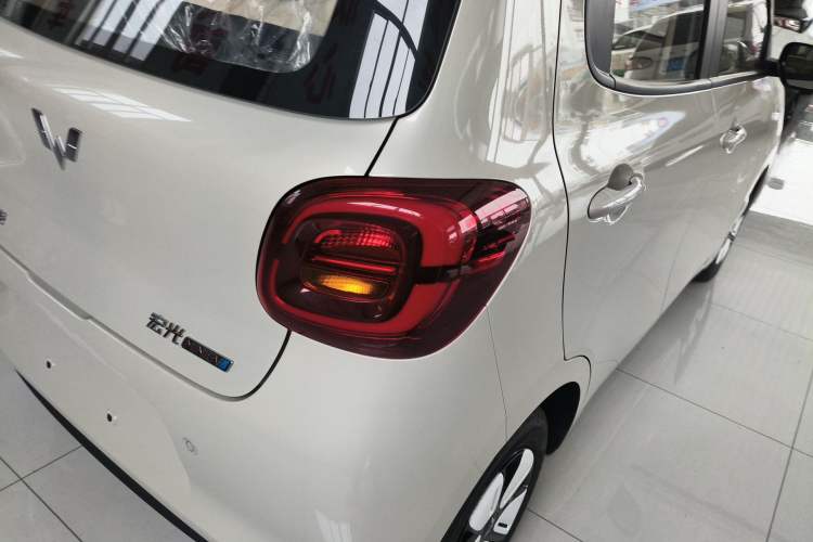 Used Wuling Hongguang MINIEV 2025 Four-Door Version Advanced Edition Right Rear Taillight