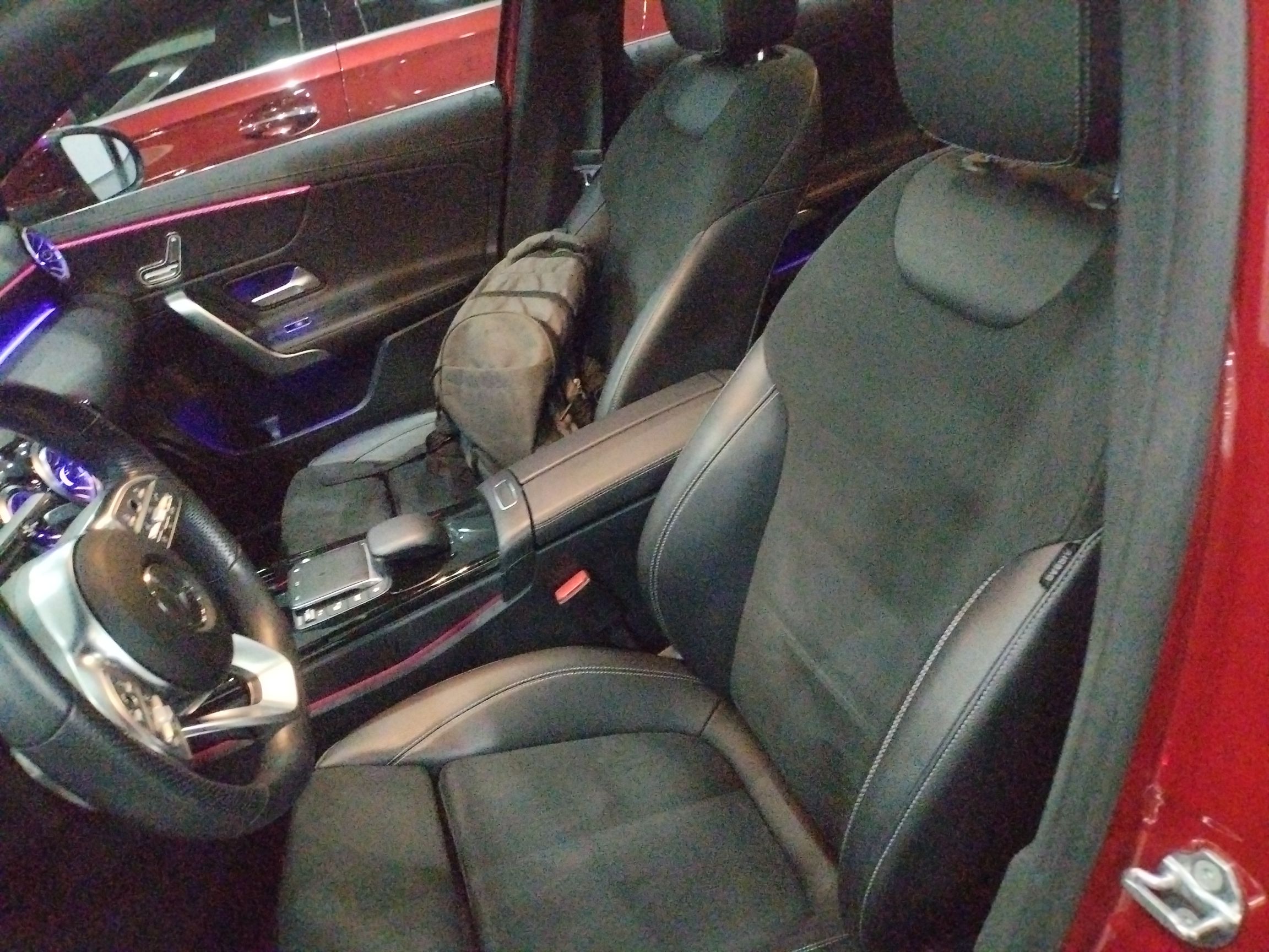 المقاعد الأمامية داخل السيارة