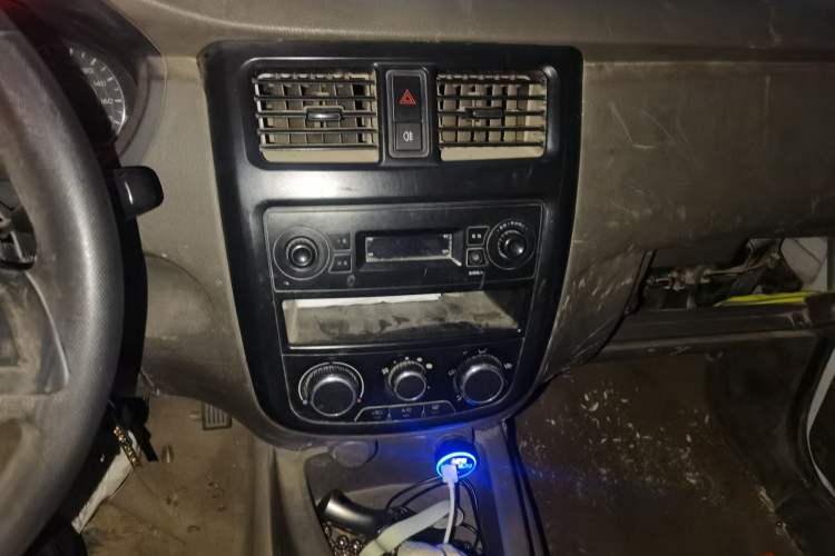 Used Wuling Rongguang V 2016 1.2L Practical Version Audio And AC Panel