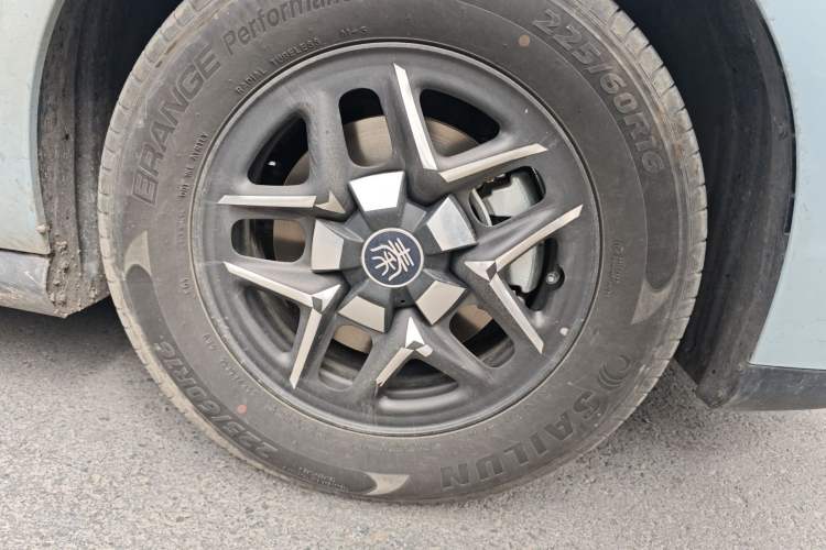 Used BYD Qin PLUS 2025 DM-i Smart Drive 55KM Leading Model Right Front Wheel Hub