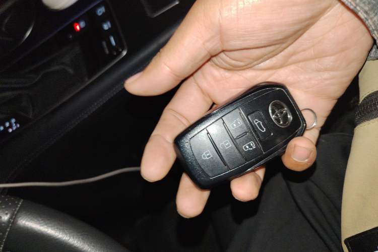 Used Toyota SIENNA 2024 2.5L Hybrid Four-Wheel Drive Prestige Edition Vehicle Key