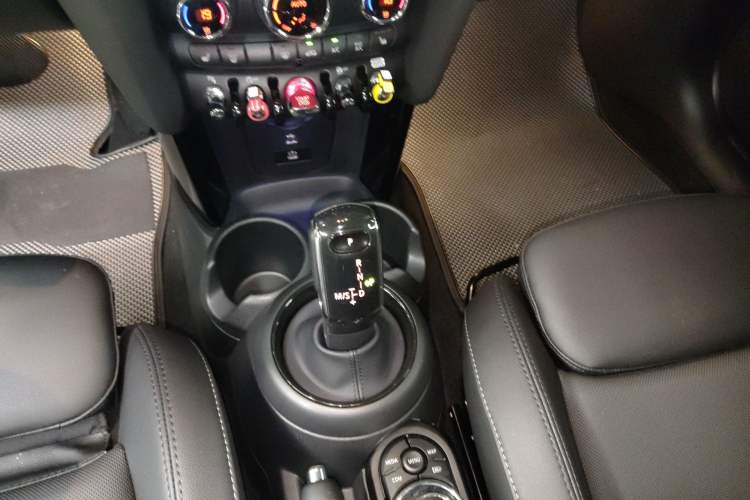 Used MINI 2023 1.5T COOPER Artist Five-Door Edition Gear Lever