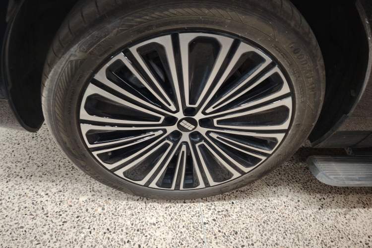 Used Geely Galaxy M9 2025 Model 210km Four-Wheel-Drive Leading Edition
