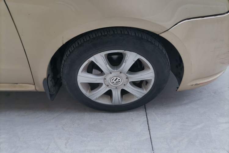 Used Volkswagen Lavida 2011 1.6L Automatic Premium Edition Right Front Wheel Hub