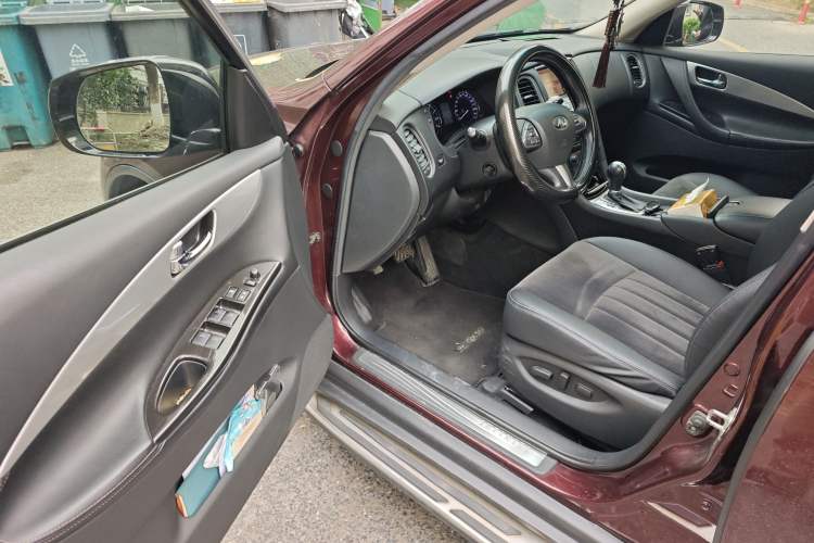 Used Infiniti QX50 2015 2.5L Comfort Edition Interior 3