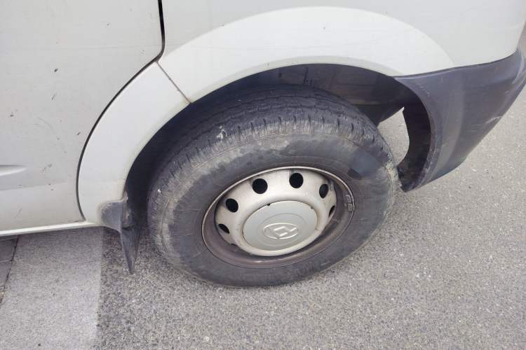 Used SAIC MAXUS Xintu V80 2020 2.5T AMT Classic City Distribution King Short Wheelbase Mid-Roof Design – 2/3 Seats Right Front Wheel Hub