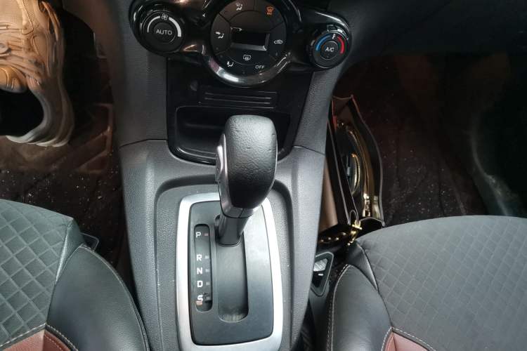 Used Ford Fiesta 2014 Hatchback 1.0 GTDi Automatic Dynamic Model Gear Lever