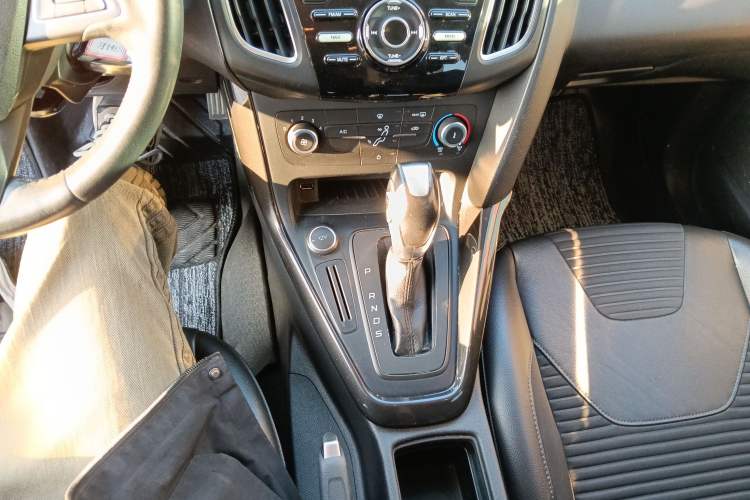 Used Ford Focus 2018 Hatchback Classic 1.6L Automatic Trendy SmartDrive Edition Gear Lever