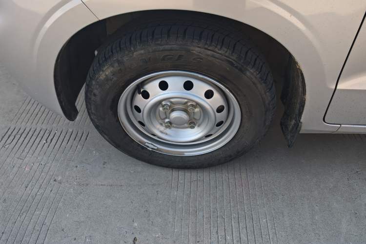 Used Wuling Hongguang V 2022 1.5L Jingqu Edition Electric-Assist LAR Left Front Wheel Hub