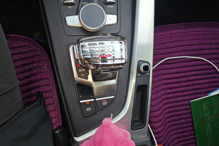 Used Audi A4L 2018 30th Anniversary Edition 40 TFSI Fashion Model Gear Lever