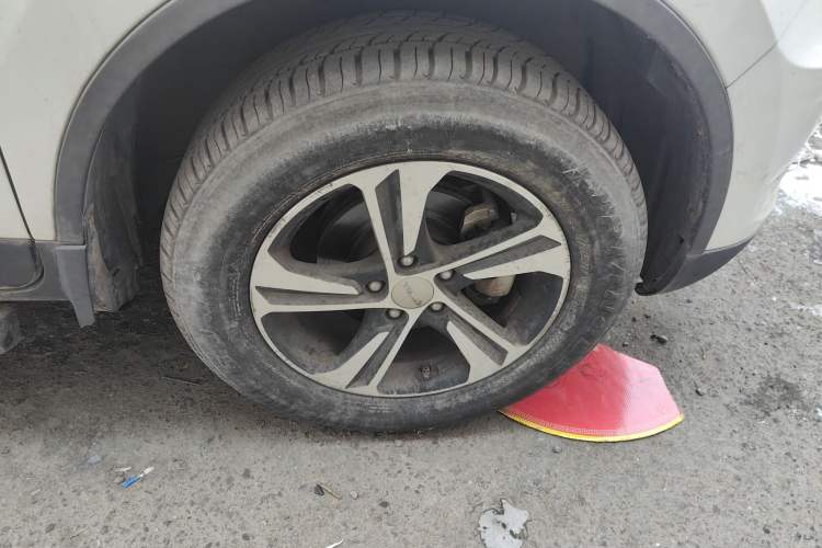 Used Yema T70 2016 Upgraded Model 1.5T Manual Luxury Version Right Front Wheel Hub