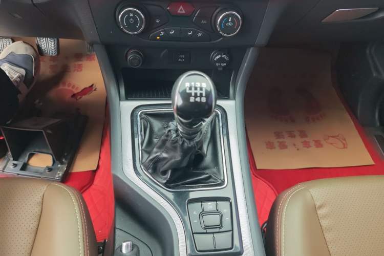 Used Zxauto Terralord 2018 2.5T Diesel Business Edition 4x4 Comfortable Large Double Cab SD4V25R-100 Gear Lever