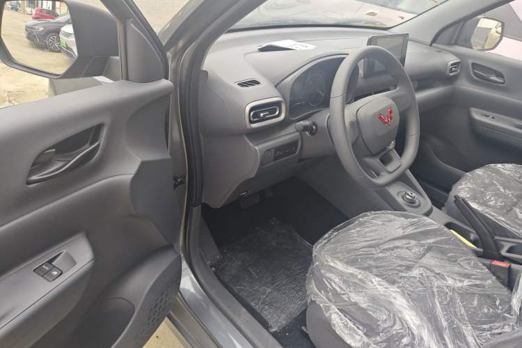 Used Wuling Hongguang New Energy 2024 All-Electric Model 300KM Standard Version Driver Seat
