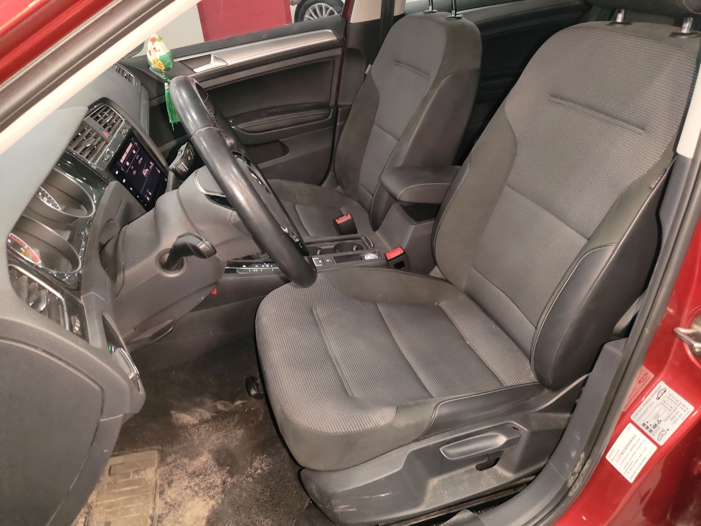 Переднее сиденье в автомобиле