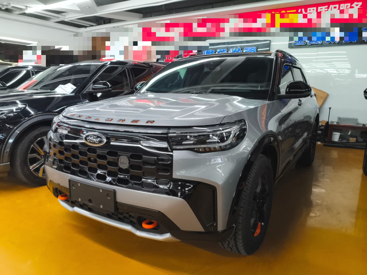 تحت مقدمة السيارة