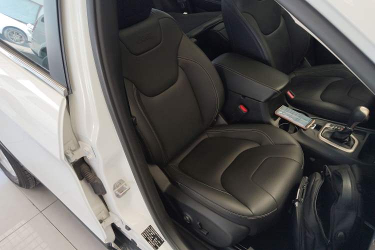 Used Jeep Cherokee 2017 2.0L Superior Edition Right Front Seat