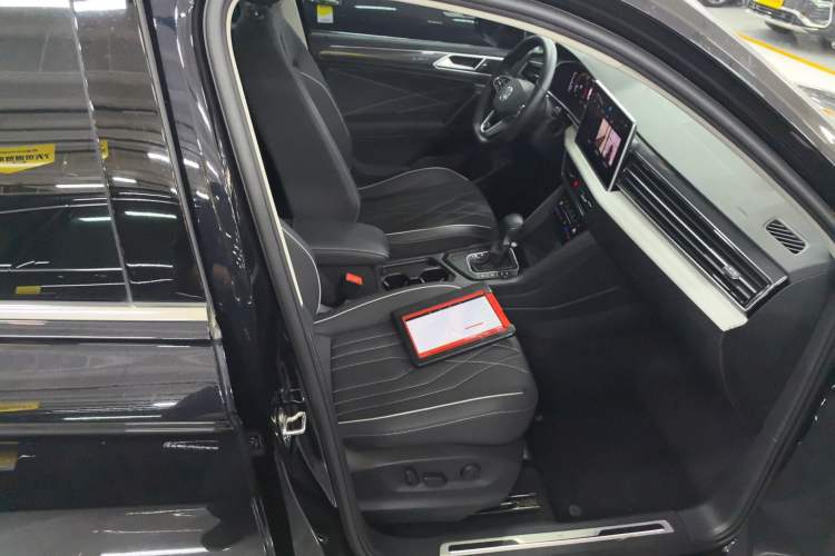 Used Volkswagen Tiguan L 2023 330TSI Automatic Two-Wheel Drive R-Line Enjoyment Edition Right Front Seat